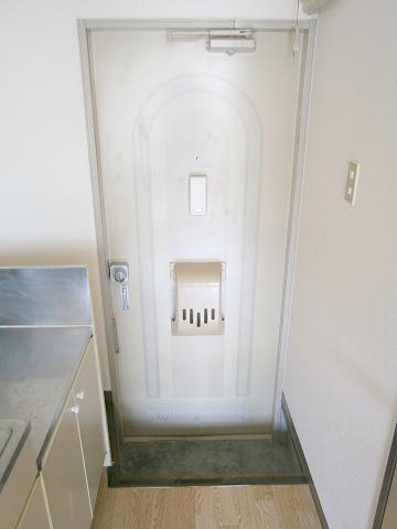 玄関　★バストイレ別★コンビニ徒歩圏内★