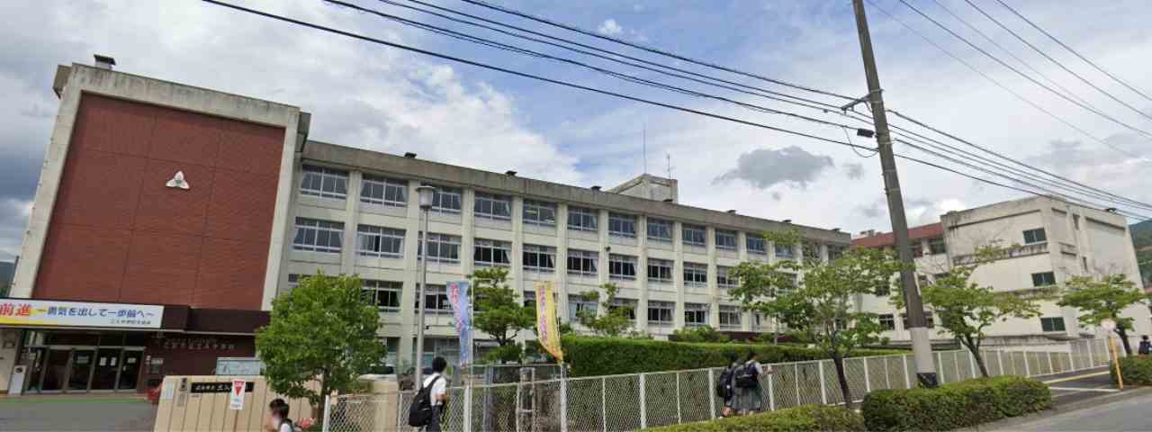 中学校　三入中学校（中学校）まで1832m