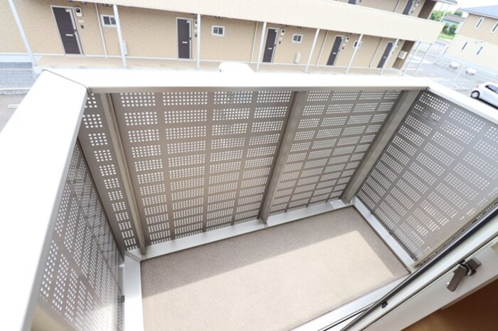 バルコニー　開放的で明るい空間を演出してくれるバルコニーです