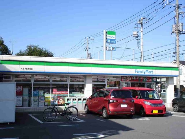 コンビニ　ファミリーマート（コンビニ）まで550m