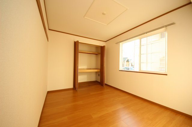 その他部屋・スペース　寝室です。収納も大きい、窓もあるので明るい空間です★