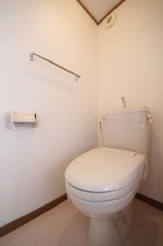 トイレ　シンプルで使いやすいトイレです。タオル掛け付き★