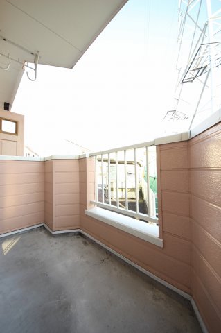 バルコニー　陽当たり良好なバルコニーです。洗濯物も干せます。