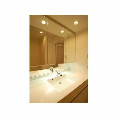 洗面設備　明るい洗面所です