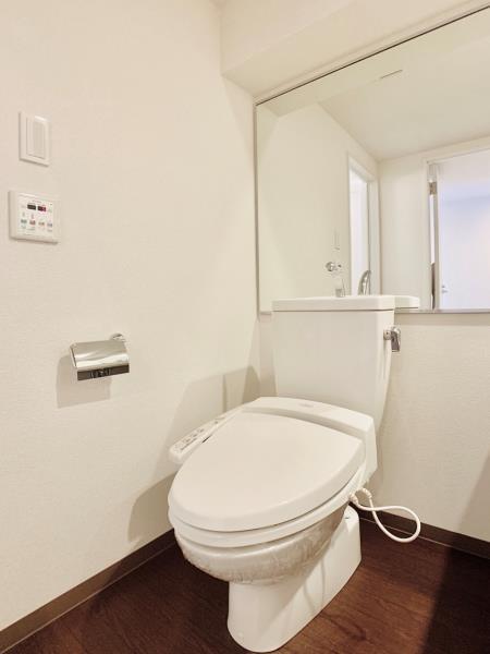 トイレ　落ち着いた色調のトイレです