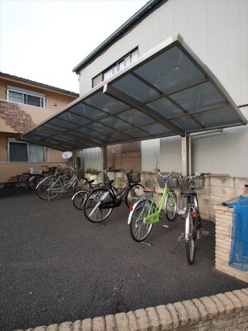 エントランス　雨の日も安心な屋根付駐輪場♪