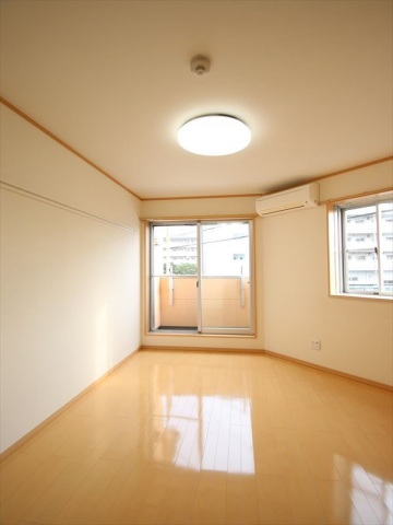 居室・リビング　6.2帖洋室♪2面採光の明るいお部屋です♪