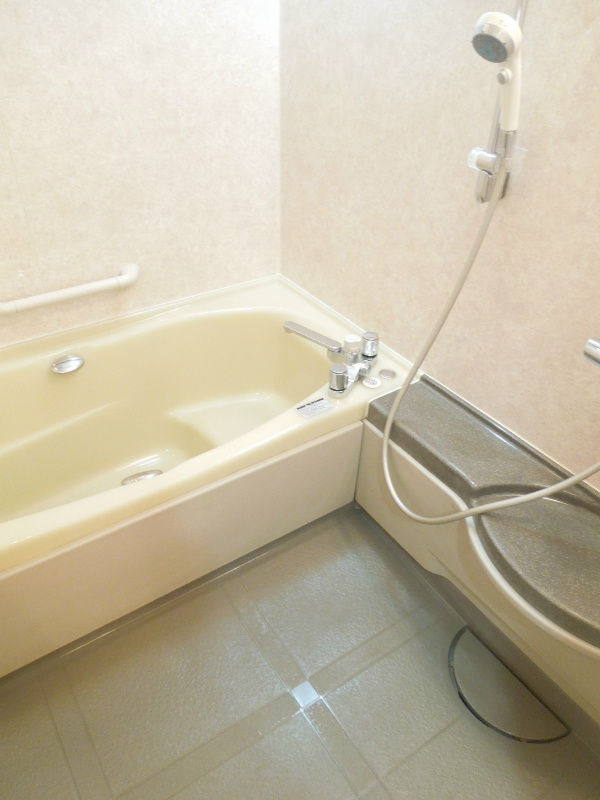 バス・シャワールーム　大きな浴槽です♪