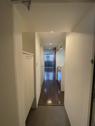 玄関　(参考)同マンション反転タイプの間取り部屋写真