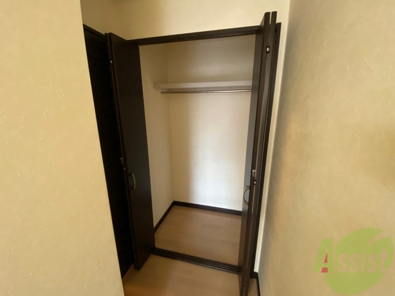 収納　こちらの収納にはハンガーをかけて服もしまえますね。