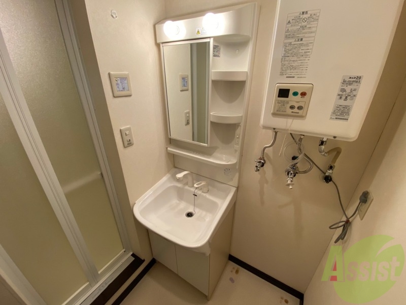 洗面設備　独立洗面台です。大きくてよいですね。シャンプーもできます