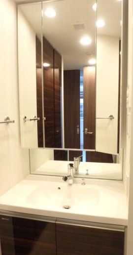 洗面設備　独立洗面台あり、毎朝おしゃれに忙しい女性の方におすすめです