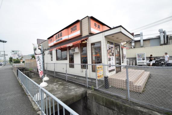 飲食店　吉野家（飲食店）まで998m
