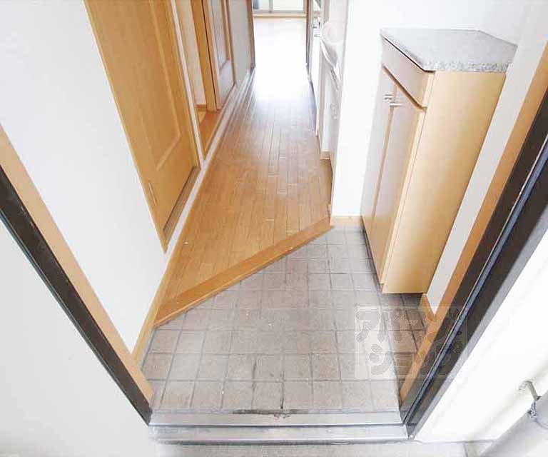 玄関　玄関すぐに靴箱があります