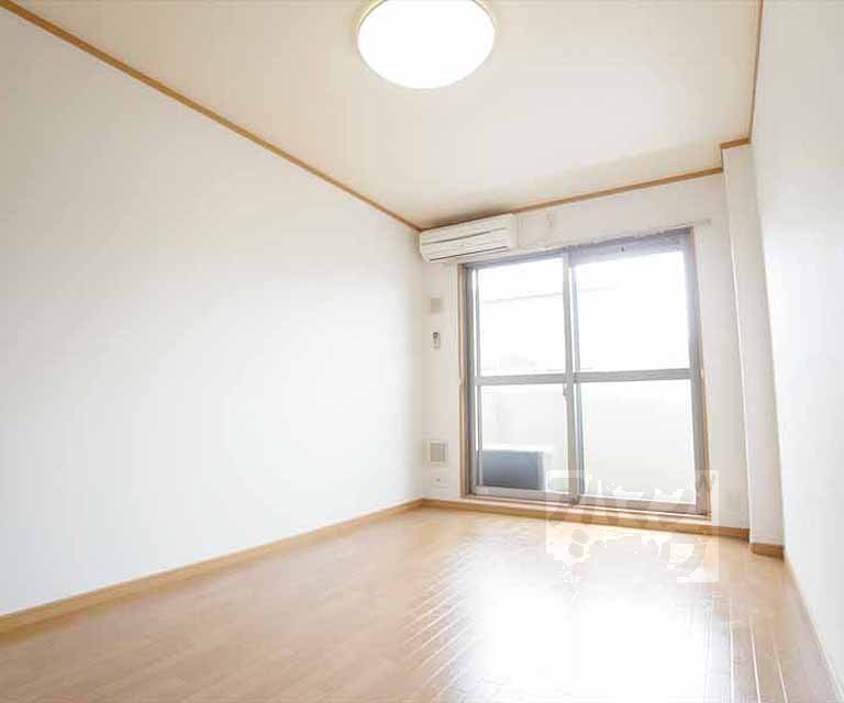 居室・リビング　７．５帖洋室とキッチンです