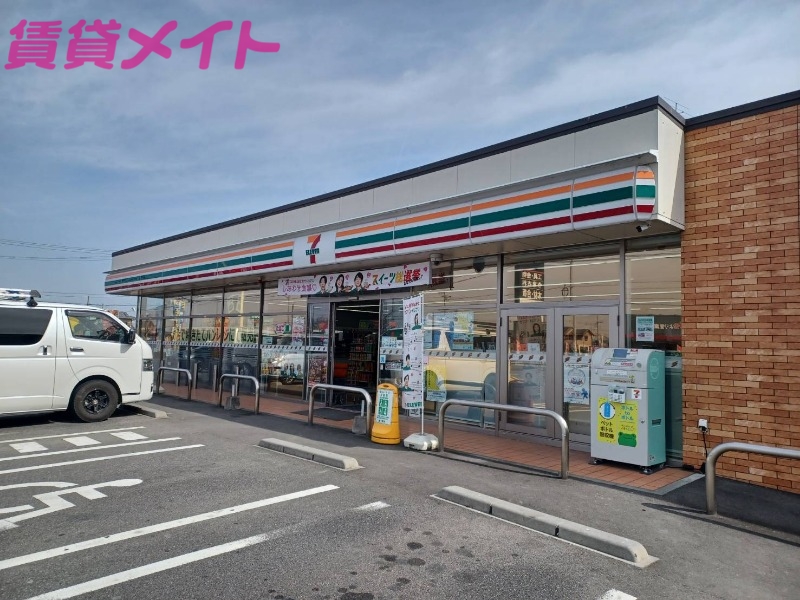 コンビニ　セブンイレブン 鈴鹿磯山３丁目店（コンビニ）まで588m