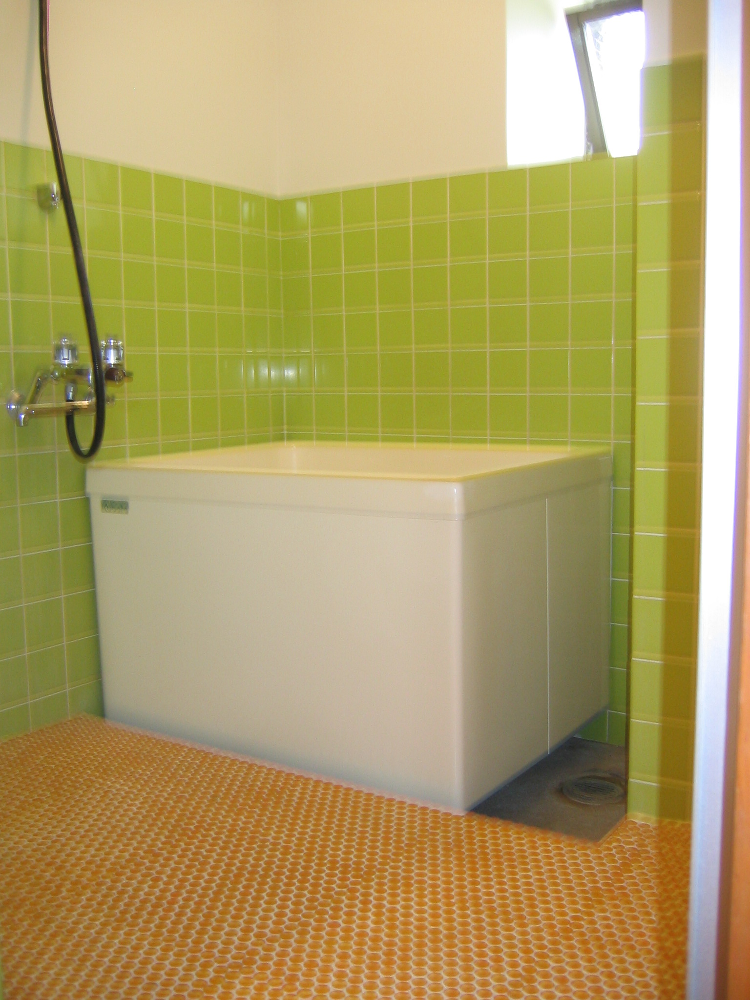 バス・シャワールーム　窓付きで明るいです