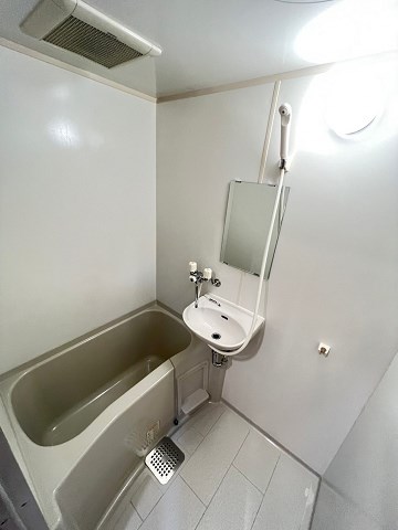 バス・シャワールーム　落ち着いた空間のお風呂です