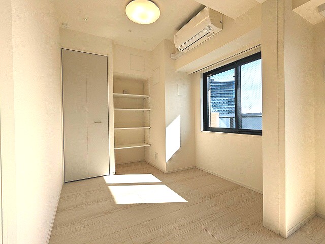 その他設備　インターネット無料、エアコン照明付き、南向きです