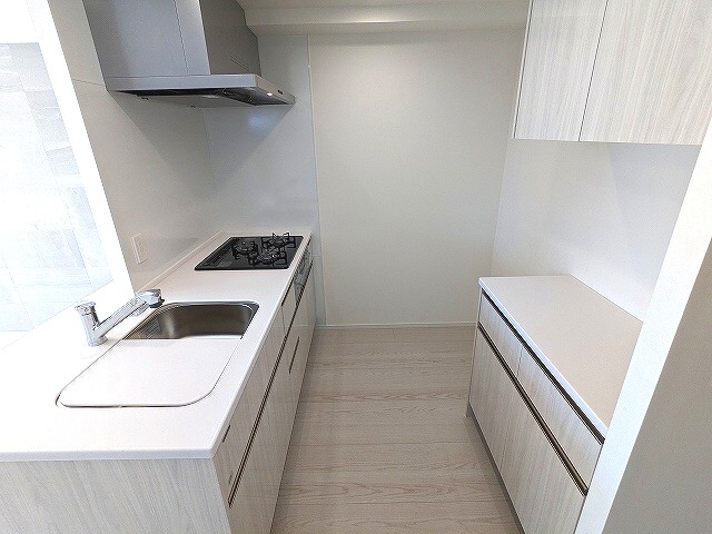 キッチン　グリル付きガス３口カウンターシステムキッチン、瀟洒でお手入れ