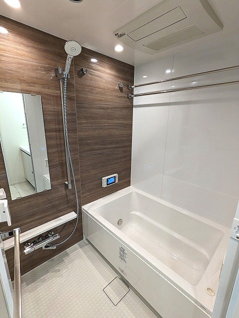 バス・シャワールーム　追焚オートバス、浴室換気乾燥機、浴室TV付、大型のシャワーヘ