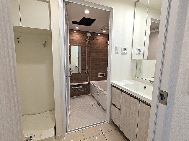 洗面設備　トイレと独立した3面鏡付、ハンドシャワー付独立洗面室、洗面台