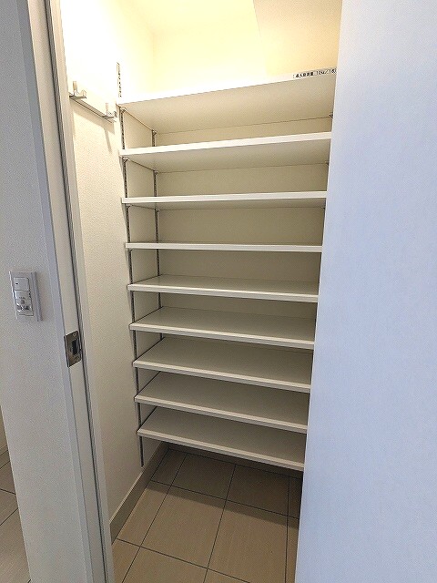 玄関　姿見鏡付き、シューズインクローゼット、人感センサー付き玄関ラ