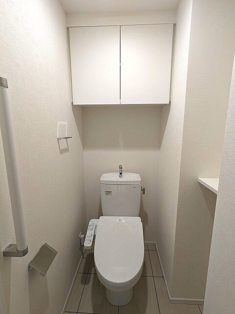 トイレ　洗面室と独立した温水洗浄便座です