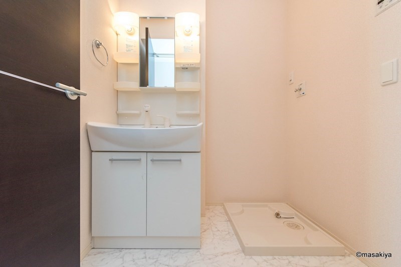 洗面設備　洗面・脱衣　シャンプードレッサー付き。