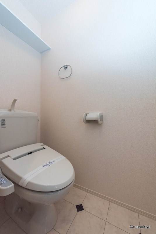 トイレ　トイレ　ウォシュレット付き。