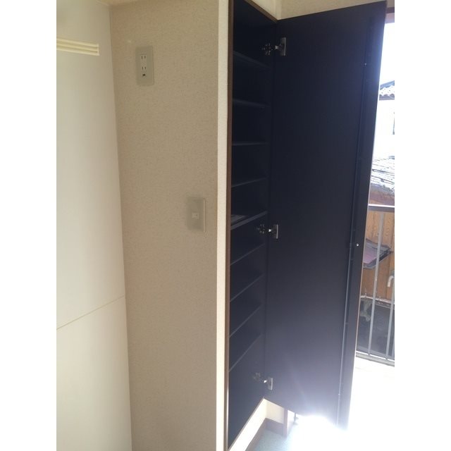 玄関　トールタイプのシューズボックス完備