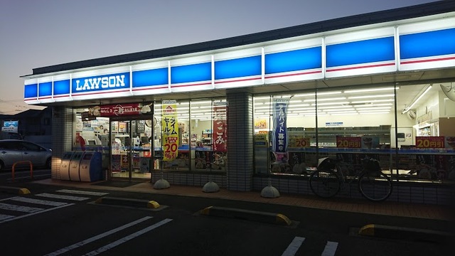 コンビニ　ローソン和歌山築港四丁目店（コンビニ）まで975m