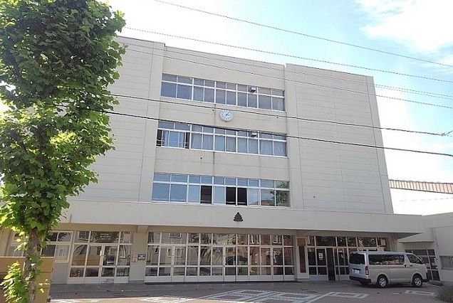小学校　日章中学校（小学校）まで530m