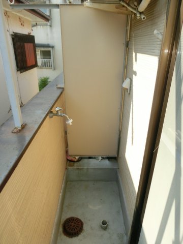 その他　バルコニーに洗濯機置き場。