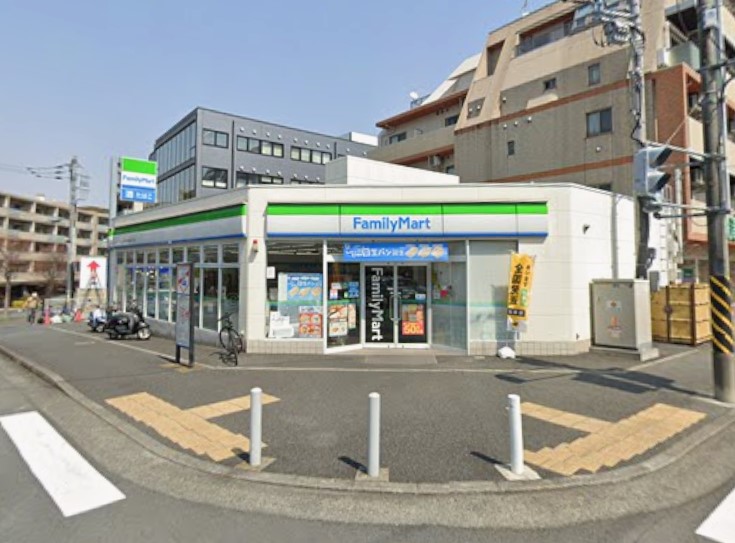 コンビニ　ファミリーマートスリーウェル新石川二丁目店（コンビニ）まで60m