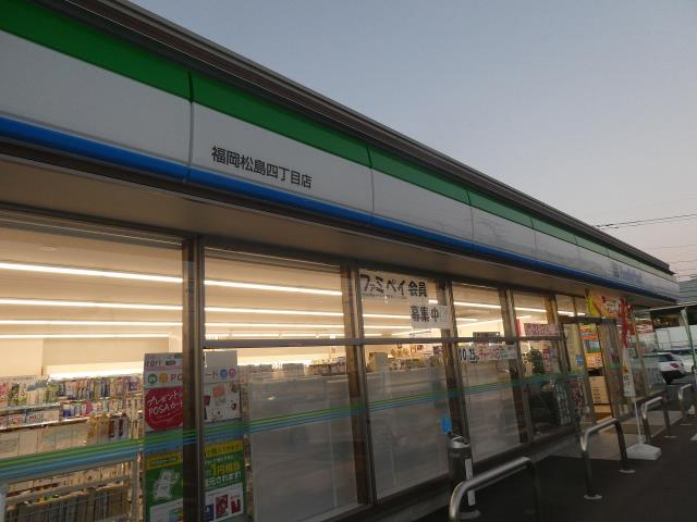 コンビニ　ファミリーマート（コンビニ）まで825m