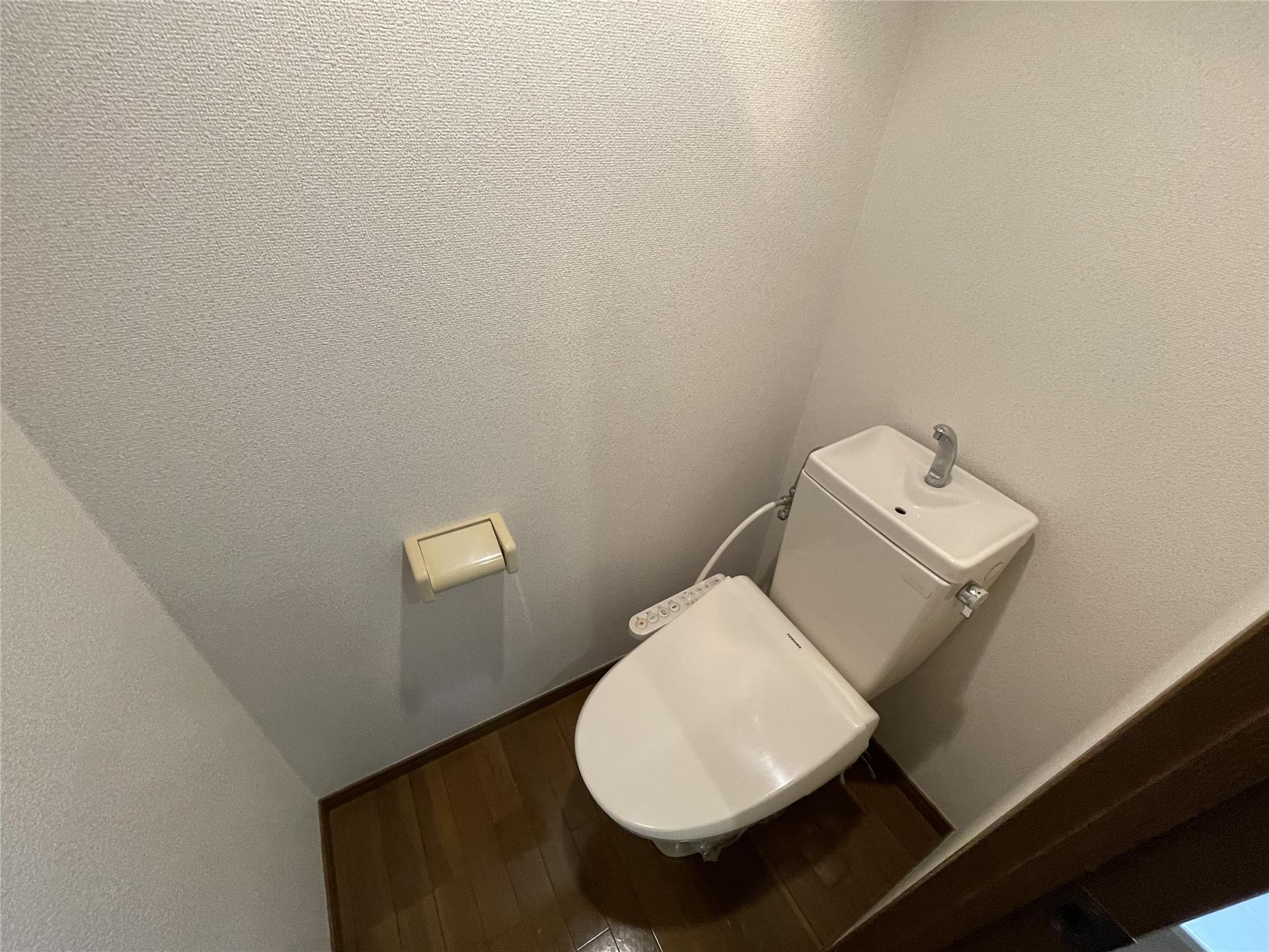 トイレ　ウォシュレット便座付きのトイレです