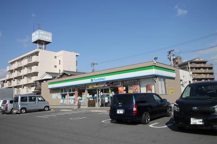 コンビニ　ファミリーマート（コンビニ）まで1081m