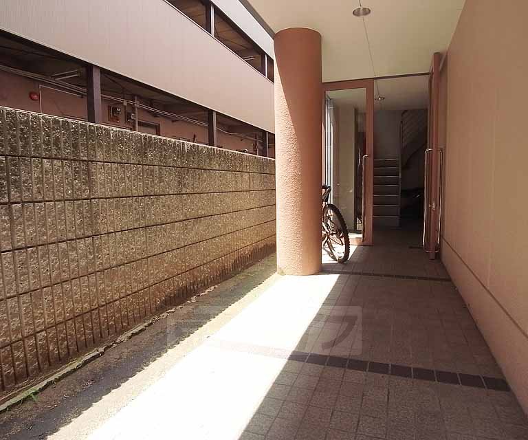 エントランス　入り口が奥にございます。