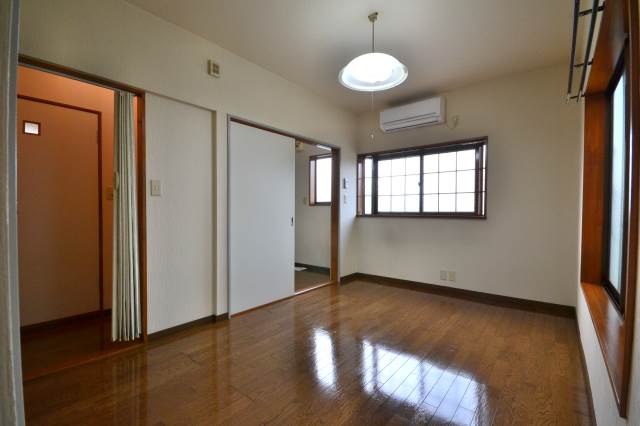 居室・リビング　角部屋の洋室です