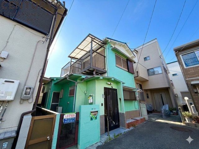 建物外観　特徴的な色合いです☆
