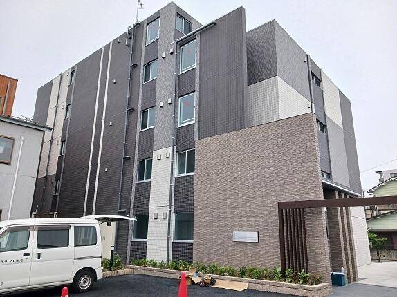 建物外観　駅から徒歩６分
