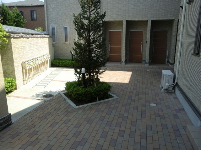 エントランス　★お洒落な中庭です★