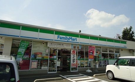 コンビニ　ファミリーマート（コンビニ）まで550m