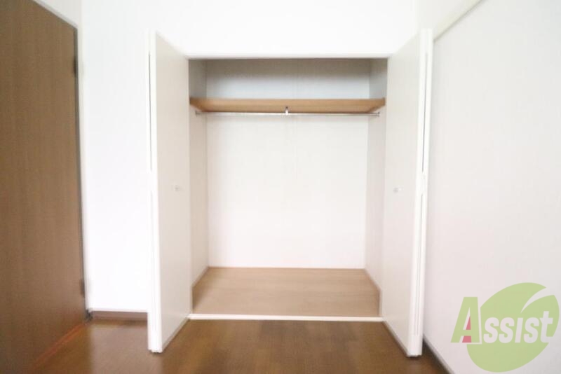収納　高さがあるのでコートもワンピースもかけれてとても便利です。