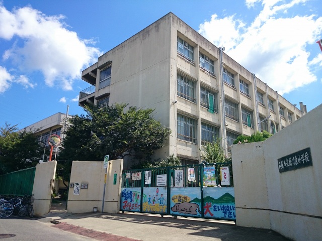 小学校　八尾市立曙川東小学校（小学校）まで1064m