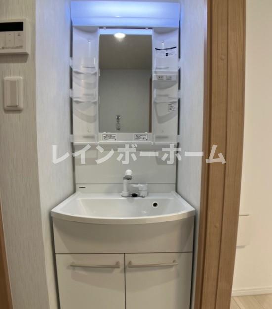洗面設備　明るい洗面所です