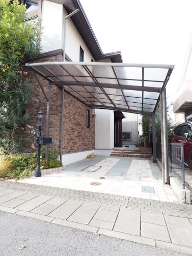 駐車場　屋根付きの駐車場です。