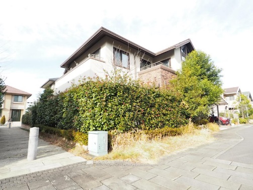 建物外観　閑静な戸建て住宅街に位置する、南東・南西角地住戸です。