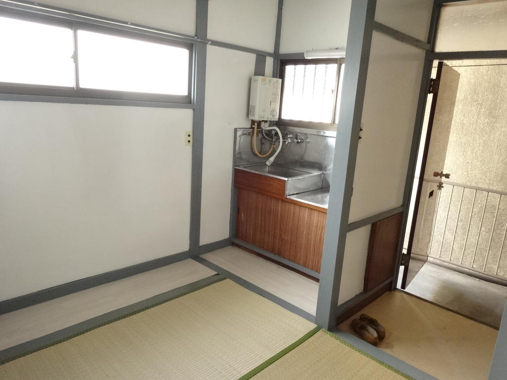玄関　玄関を開けると直ぐに和室の作りです。